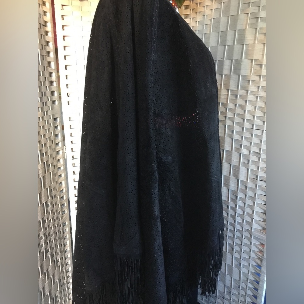 💖🌸 See new listing 🌺💜 Suzanne Somers Black Laser Cut Leather Cape Poncho - Picture 7 of 15